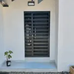 Front door ssecurity swing gate with side panel